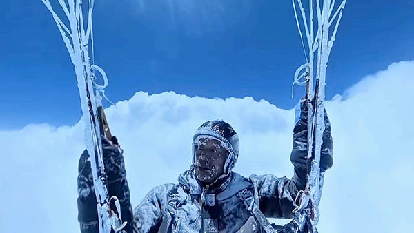 Chinese paraglider survival